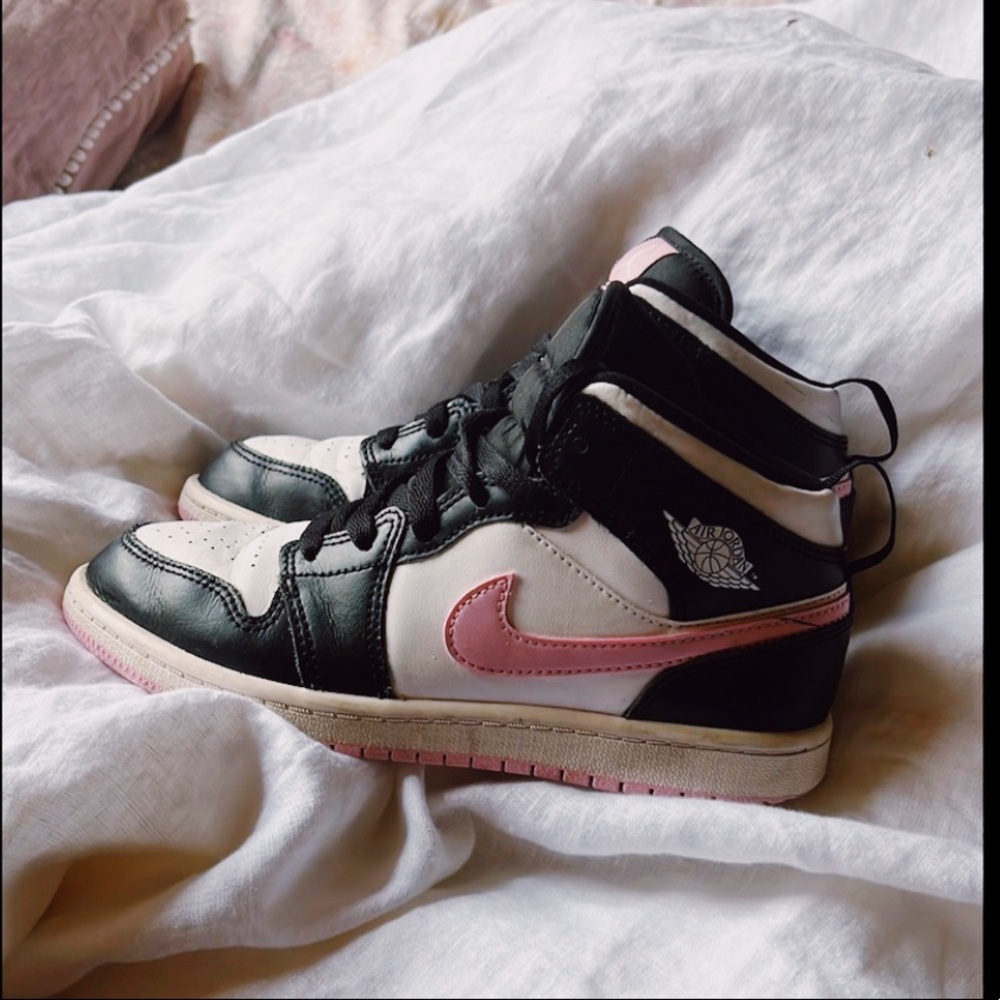 Arctic pink Jordan 1’s mid